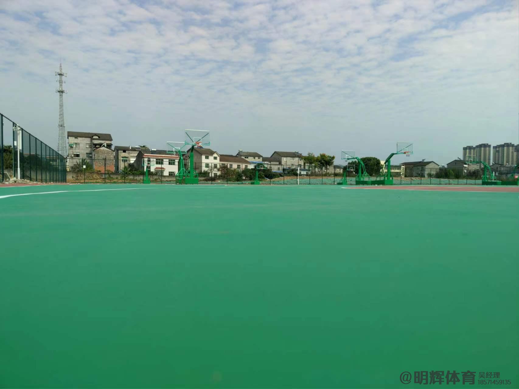 巴音郭楞硬地丙烯酸球场的优缺点